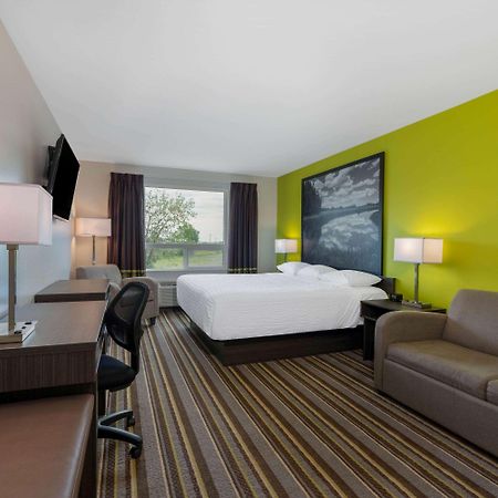 Super 8 By Wyndham Winnipeg East Mb Екстериор снимка