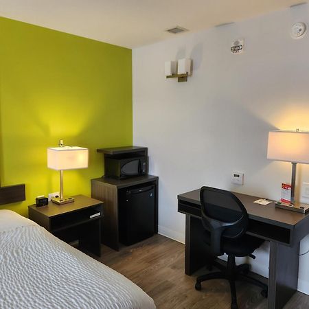 Super 8 By Wyndham Winnipeg East Mb Екстериор снимка