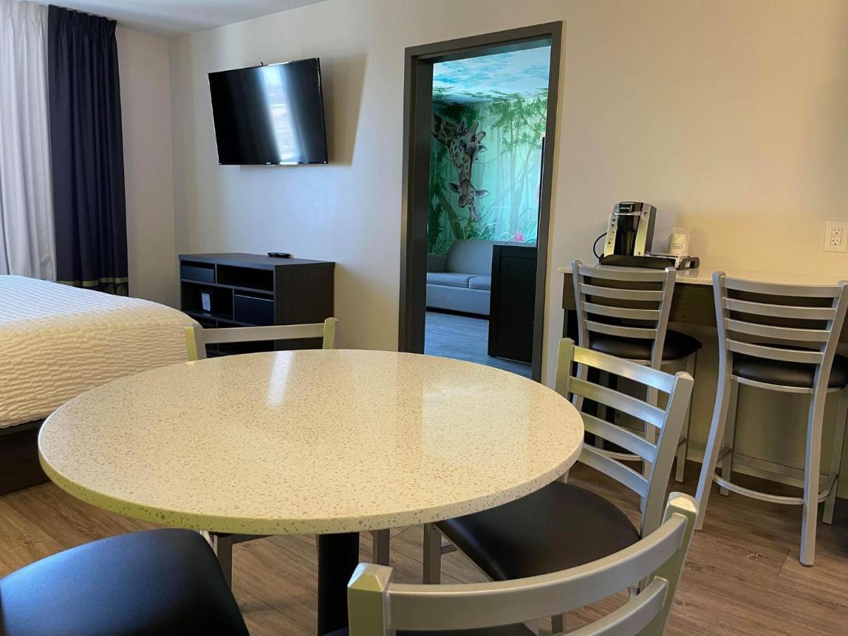 Super 8 By Wyndham Winnipeg East Mb Екстериор снимка