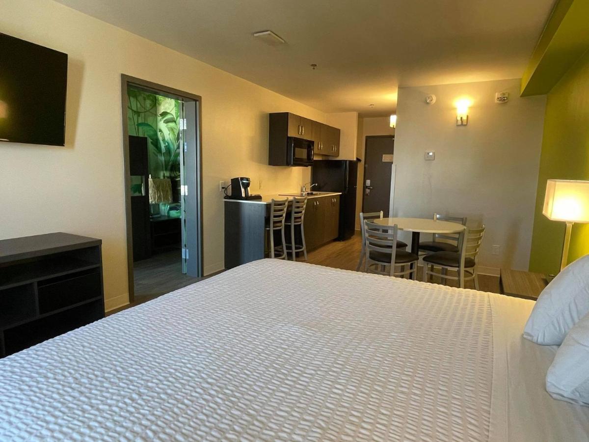 Super 8 By Wyndham Winnipeg East Mb Екстериор снимка