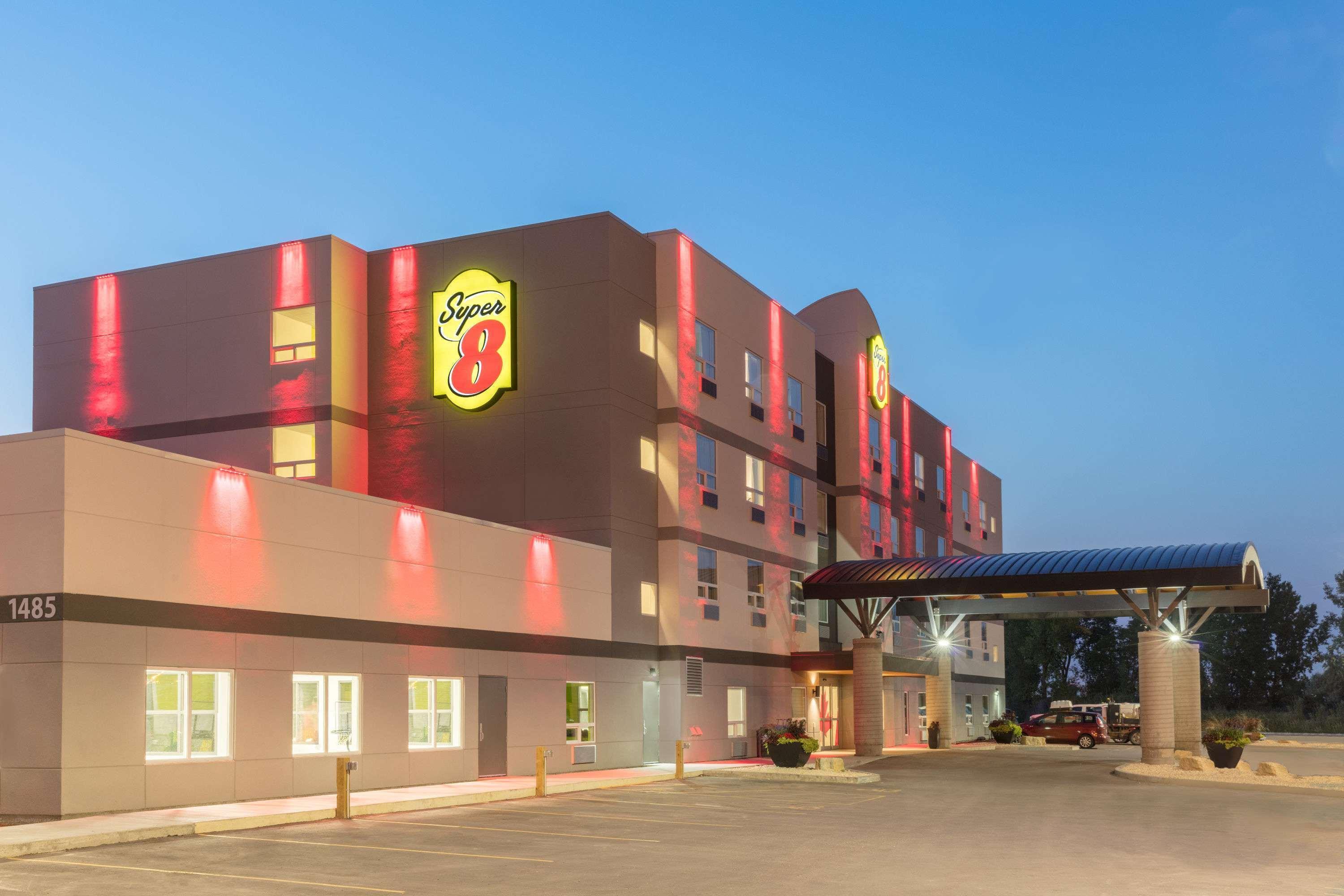 Super 8 By Wyndham Winnipeg East Mb Екстериор снимка
